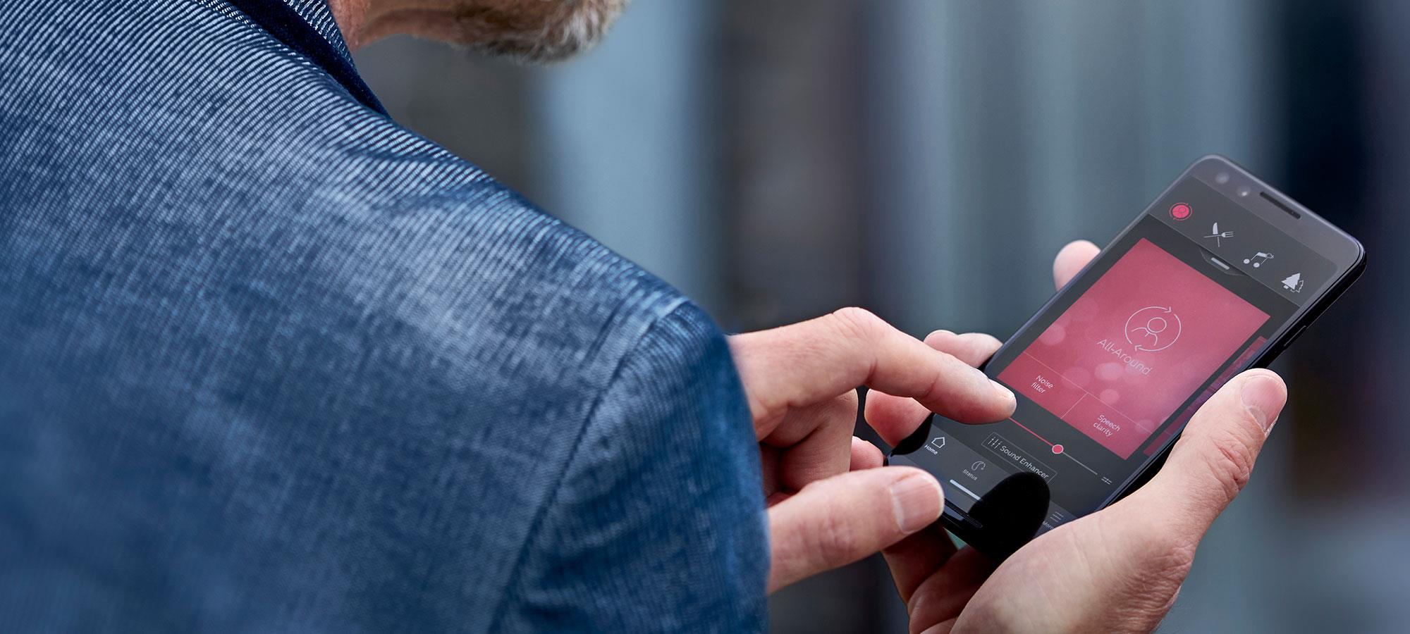 Hombre con aplicación Google