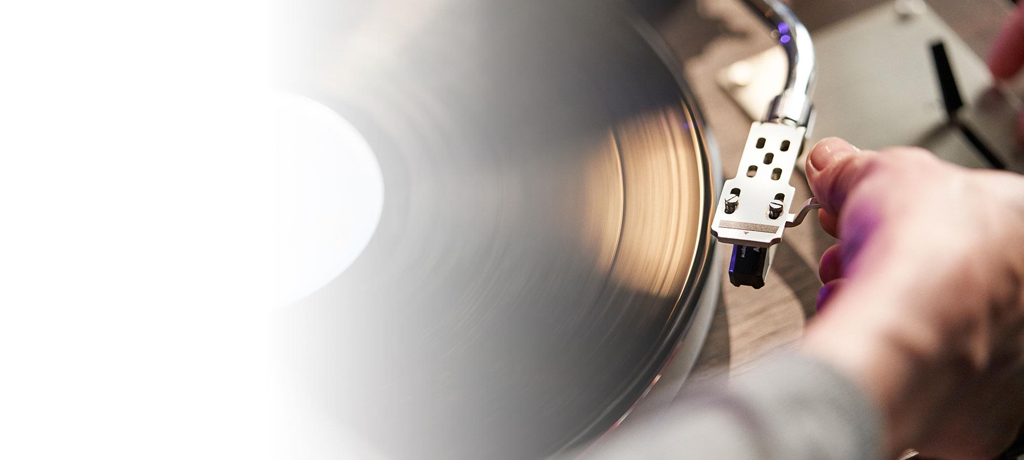 Tocadiscos con blanco a la izquierda