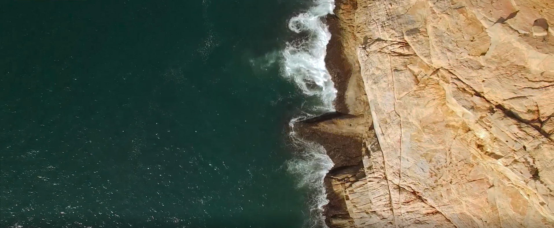 Acúfenos - olas en la playa sobre una roca