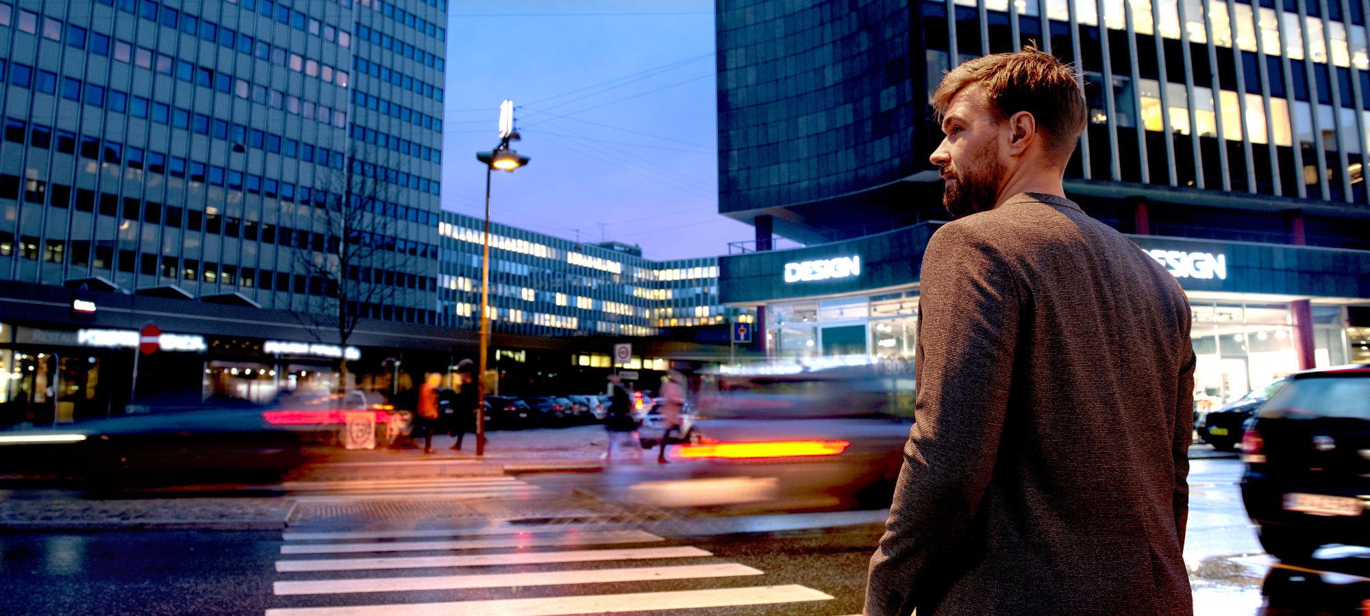 ReSound ENZO Q - Man at crosswalk crossing city street