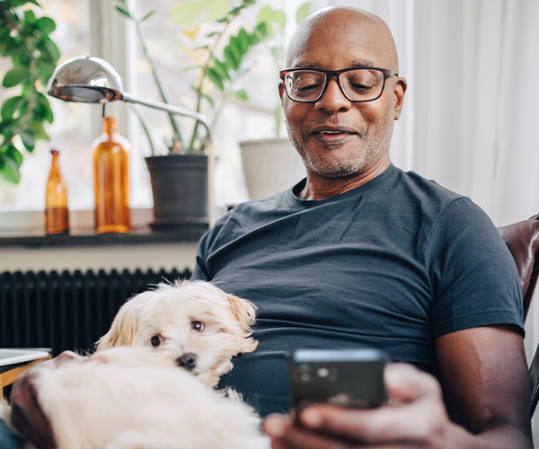 ReSound Key – Mann mit iPhone