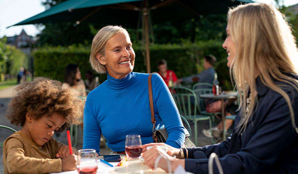 Café de la familia Resound ONE fuera de la conversación